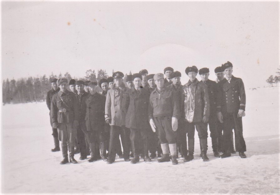 Luotsikurssi kev��ll� 1944. Erkki vasemmalla, Toivo keskell�. Kuva: tuntematon. Annu Eskon kuvakansiot.