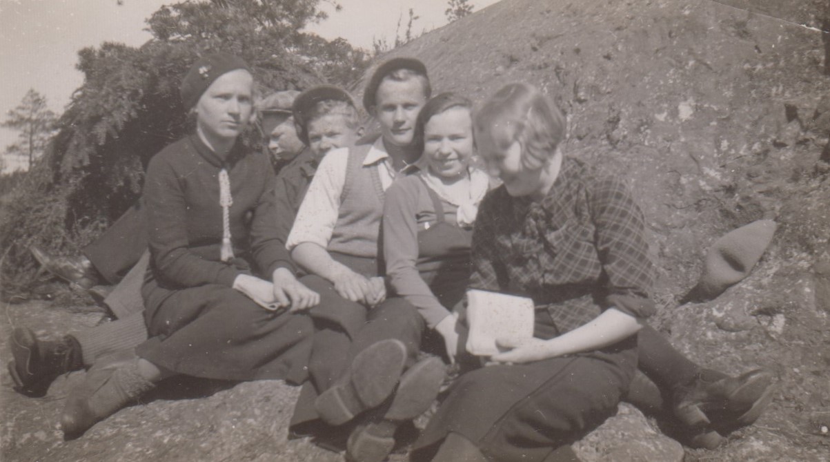 Suursaaren nuoria vappuna 1938, Erkki Esko keskell�. Annu Eskon kuvakansiot.