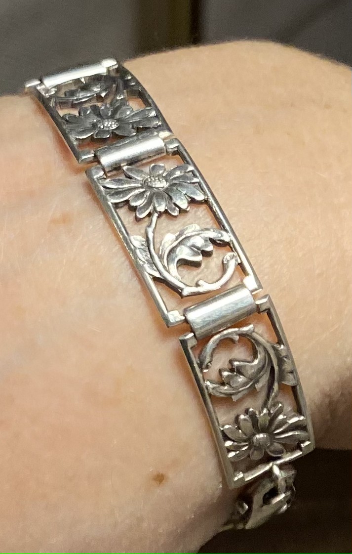 Auran ilmeisesti syntym�p�iv�lahjaksi saama hopearanneke vuodelta 1938. Aura oli 18-vuotias.