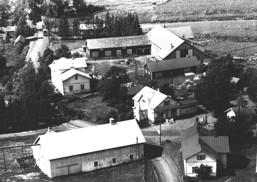 Kimonkyl�n keskustaa postikortissa 1958. Siina kertoo osoitteekseen Kausala, Kimonkyl�; etualalla keskell� on osuuskauppa, jossa valtatie 6 ja Kausalantie riste�v�t..