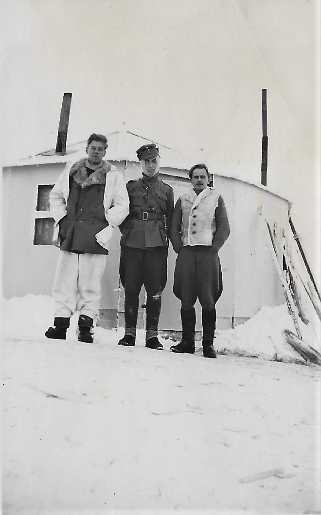 Sotilaita v�liaikaisen majoituksen edess� Suursaarella 1942. Kuva: tuntematon. Annu Eskon kuvakansiot.