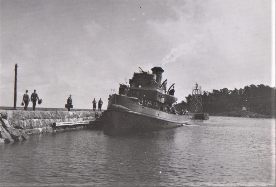 Lomalaiset l�hd�ss� Suurkyl�st� 1942 tai 1943. Kuva: tuntematon. Kuva: Annu Eskon kuvakansiot.