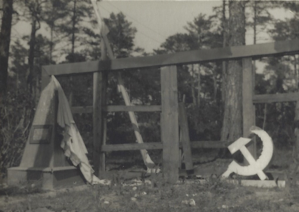 Ven�l�isten Suursaareen rakentama muistomerkki. Kuva: tuntematon. Annu Eskon kuvakansiot.