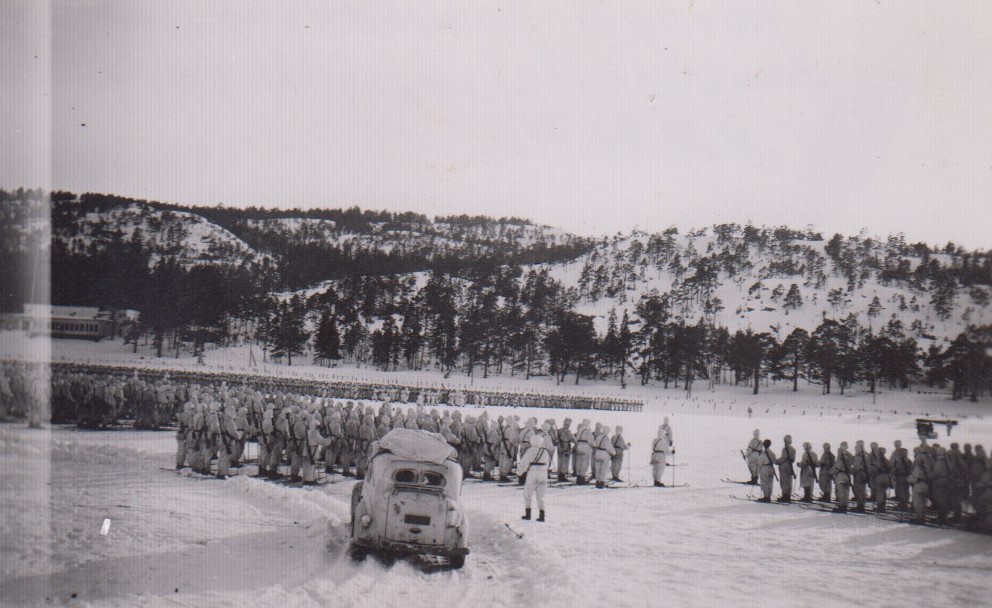 Paraatiin valmistautumista iltap�iv�ll� 28.3 Suursaaren valtauksen j�lkeen. Saarella oli tuolloin viel� viollisia. Annu Eskon kuvakansiot.