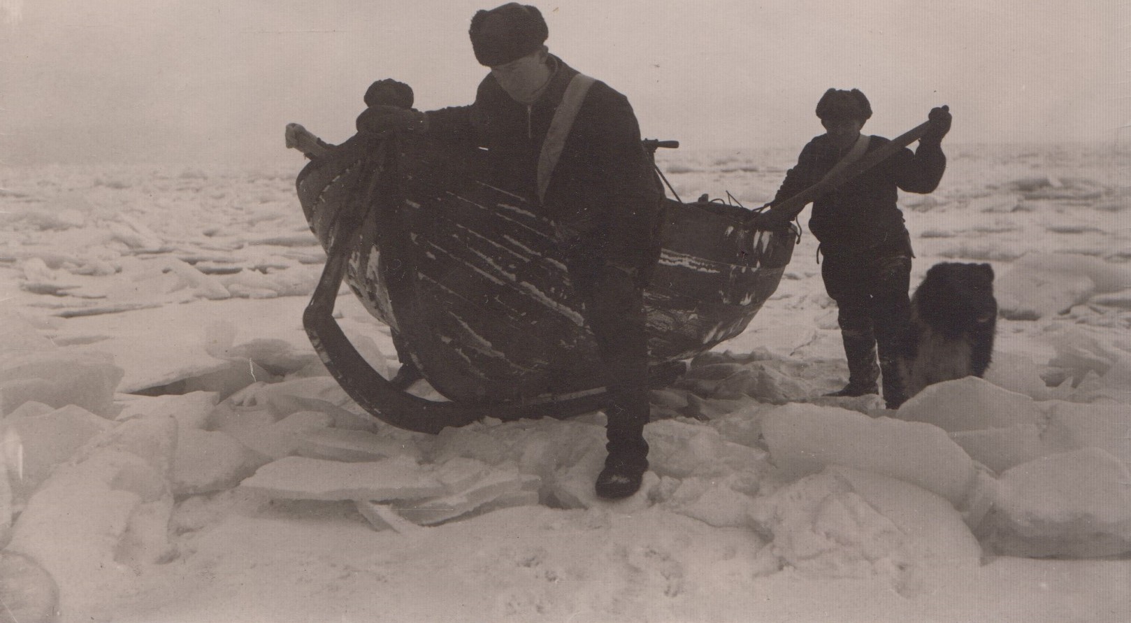 Postinhoitaja Arvo Heikkil� takana, h�nen poikansa Tuure Heikkil� ja hyljekoira. Annu Eskon kuvakansiot.