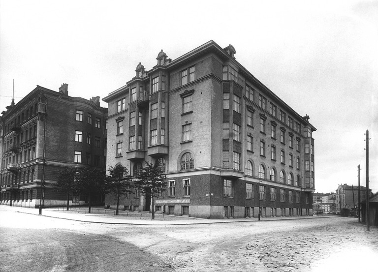 Satamakatu 4, sein�ss� Maakauppiaitten lyhyttavara Oy:n kyltti. Kuva: Eric Sundstr�m, 1920.  Helsingin kaupunginmuseo.