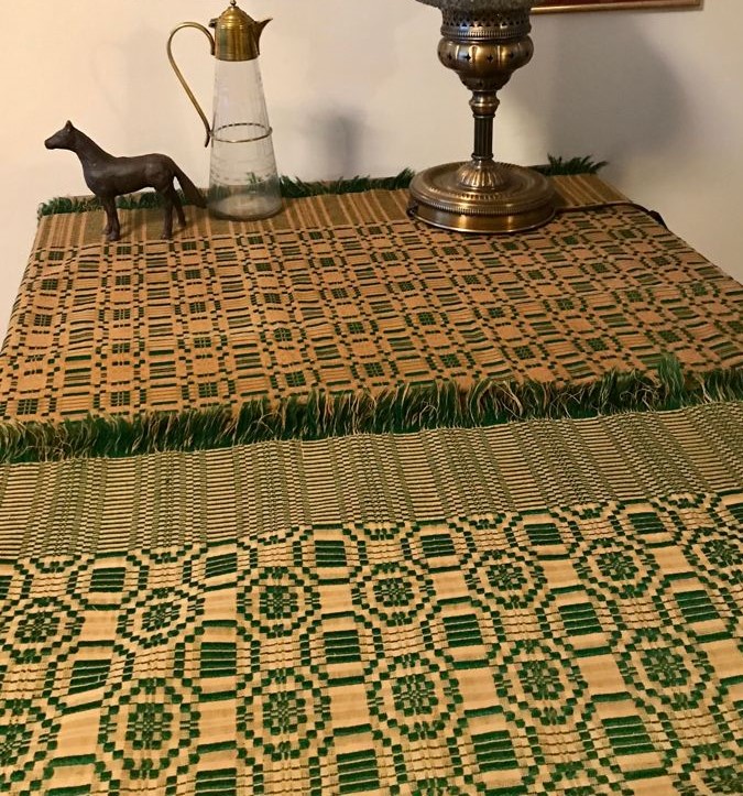 Siinan valmistama p�yt�liina, osin taitettuna 2021. Kuva: Annu Esko