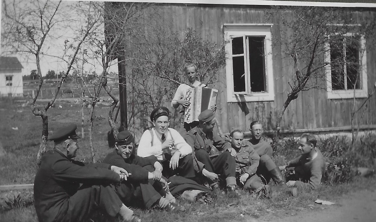 Sunnuntain viettoa Suursaarella kes�ll� 1942. Kuva: tuntematon. Annu Eskon kuvakansiot.