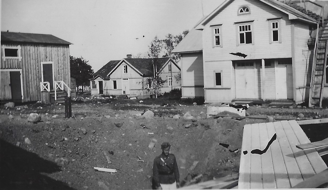 Suurkyl�n tuhoja 1942. Kuva: tuntematon. Annu Eskon kuvakansiot.