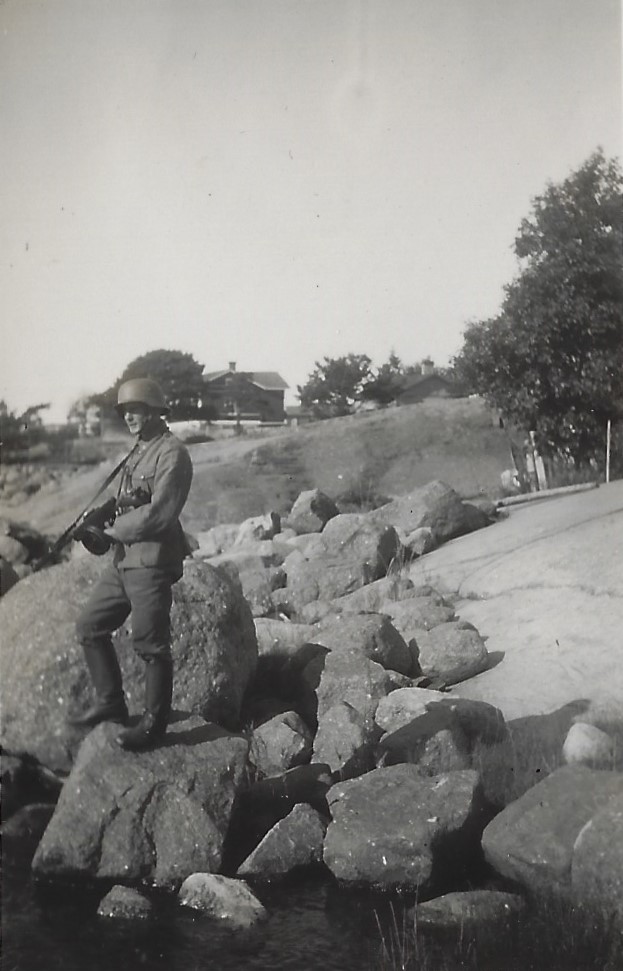 Suursaaren valtauksen n�kymi�, Erkki Esko kev��ll� 1942. Kuva: tuntematon. Annu Eskon kuvakansiot.