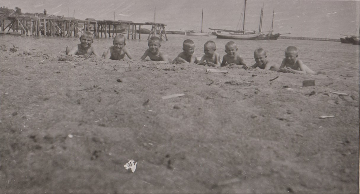 Poikia Suurkyl�n rannassa 1930-luvulla. Kuva: tuntematon. Annu Eskon kuvakansiot.