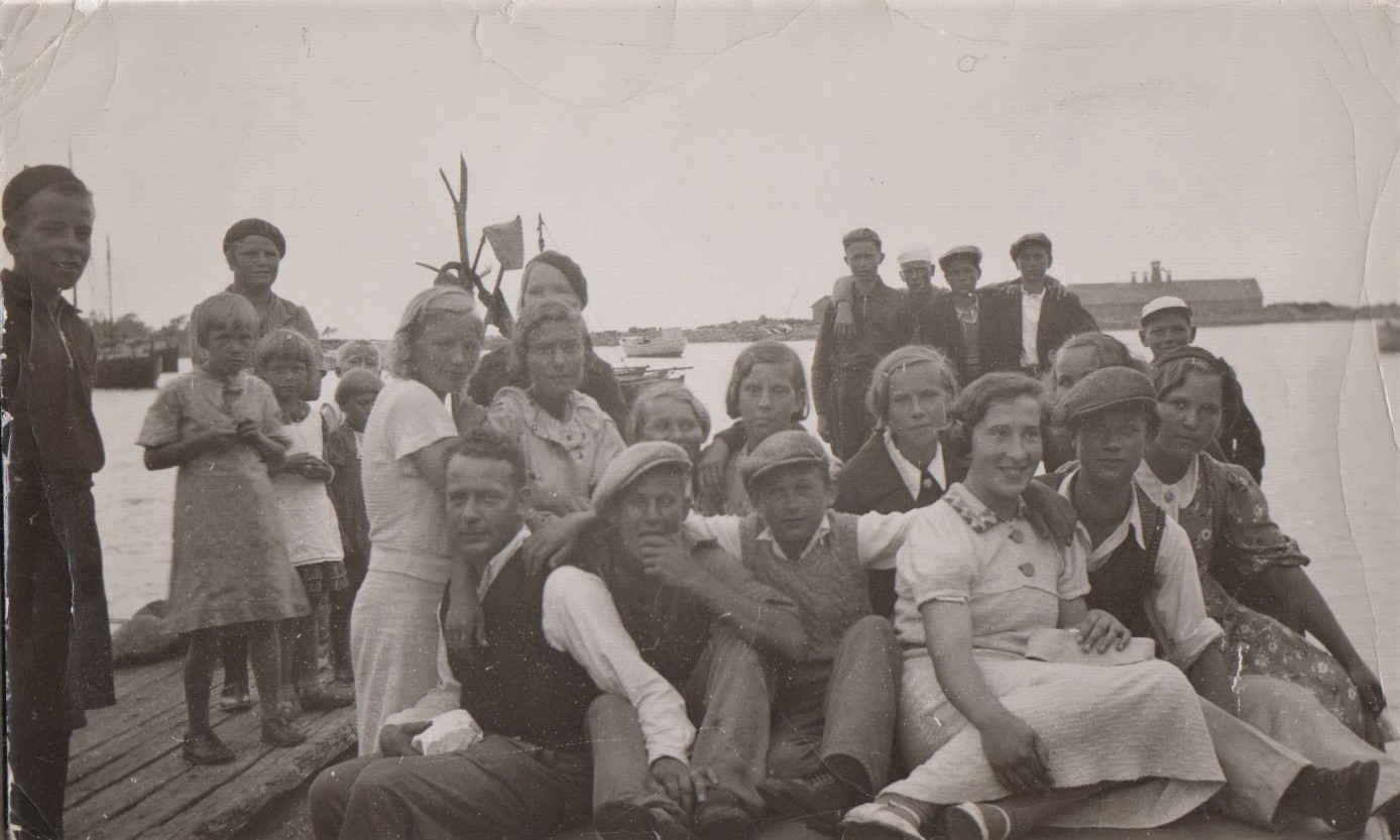 Nuorisoa Suurkyl�n rannassa, 1930-luku. Kuva: tuntematon. Annu Eskon kuvakansiot.