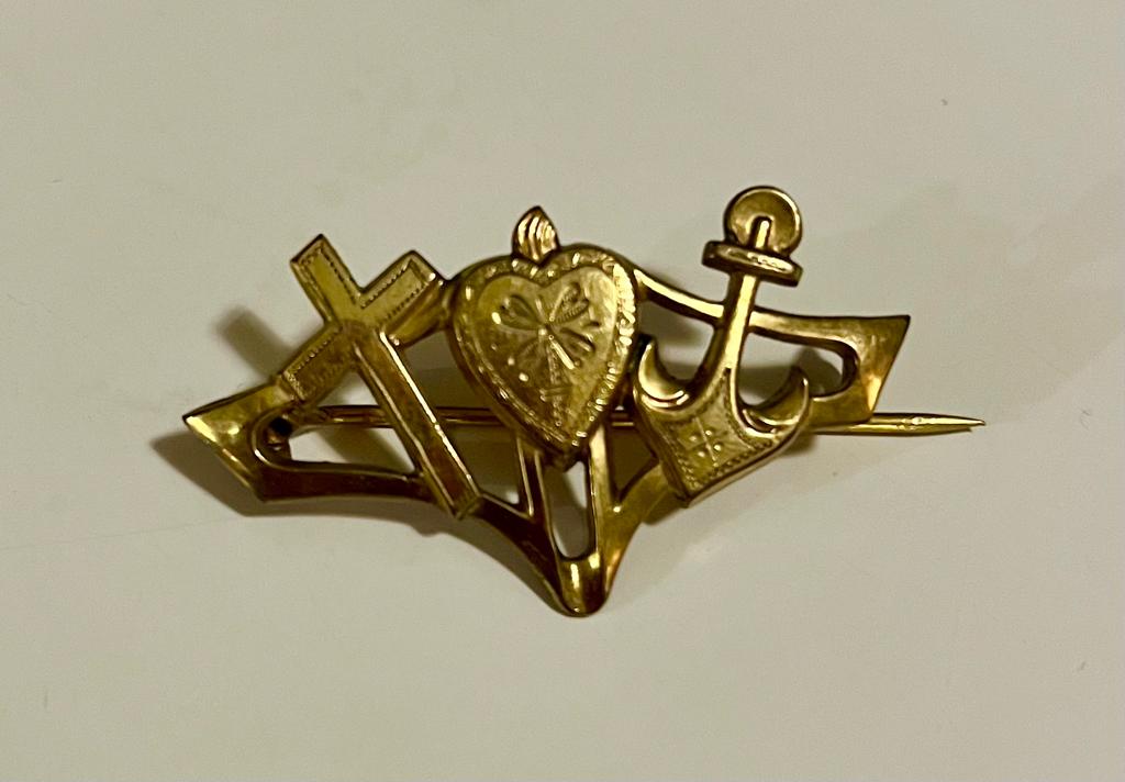 Toivon Siinalle ostama kihlajaislahja 1910-luvulta. Koru esitt�� uskoa, rakkautta  ja Toivoa. Kuva: Annu Esko.