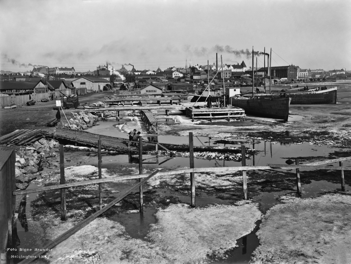 Ruoholahdenranta 1912. (Nykyisen Itämerenkatu 12 kohdalta itään.) Kuva: Brander, Signe, HKM. Ruoholahdenranta