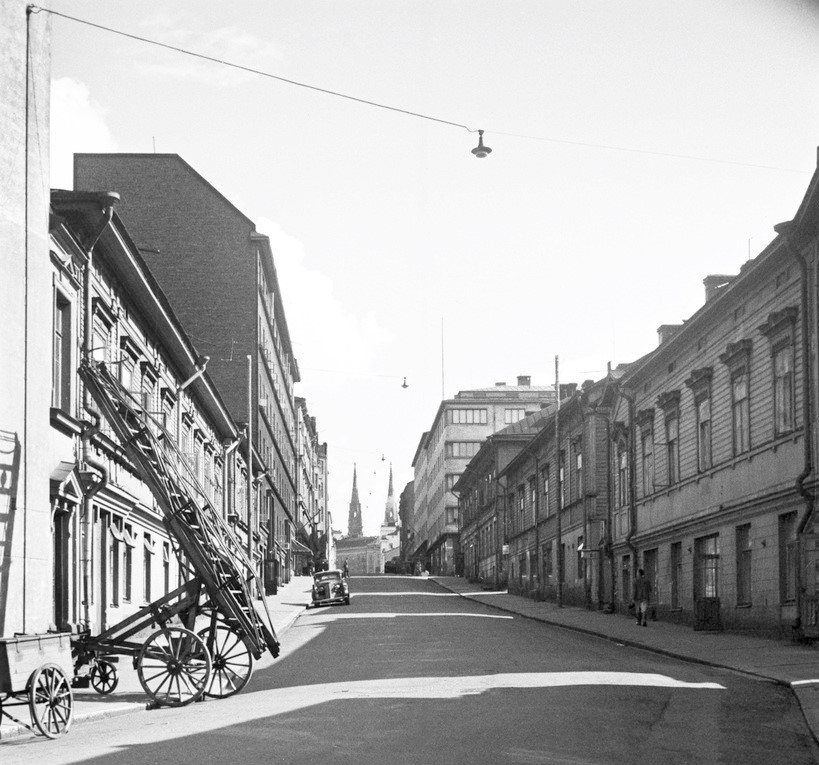 Pursimiehenkatu 20 (toinen puutalo oikealla).Kuva: Eino Heinonen 1950. HMK Pursimiehenkatu 18, 20, 22.